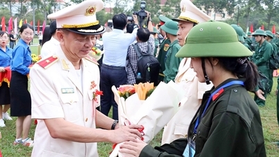 Rušný den vojenského nástupu a nástupu do služby v jihozápadní oblasti Vietnamu.