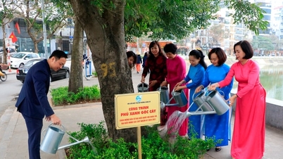 Las mujeres de Giang Vo compiten para celebrar el día de las elecciones.