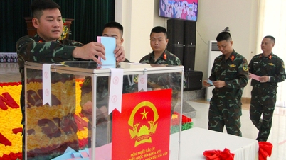 Wähler der 5. Marine-Spezialkräftebrigade gaben ihre Stimmen frühzeitig ab und eröffneten damit den Wahltag in Khanh Hoa.