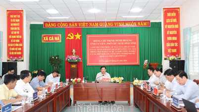 O vice-presidente do Comitê Popular Provincial, Trinh Minh Hoang, trabalha com a comuna de Ca Na em projetos industriais e energéticos.