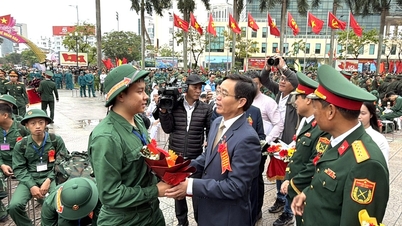 Young people from the ancient capital of Hue enthusiastically set out to defend the Fatherland.