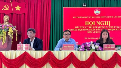 Para kandidat Dewan Rakyat Provinsi bertemu dengan para pemilih di lingkungan Bac Gia Nghia.