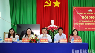 Les candidats au Conseil populaire provincial, district électoral n° 2, rencontrent les électeurs de la commune de Phu Hoa 1.