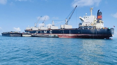 Het VIMC Brave-schip voert reddingsoefeningen uit in de haven van Sihanoukville, Cambodja.
