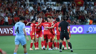 លោក Tran Quoc Tuan ប្រធាន VFF បានអបអរសាទរដល់ក្រុមជម្រើសជាតិនារីវៀតណាម និងបានផ្តល់ប្រាក់រង្វាន់ចំនួន ៥០០ លានដុងដល់ពួកគេ។