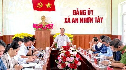 El subsecretario del Comité Provincial del Partido, Chau Ngoc Tuan, inspecciona los preparativos electorales en la comuna de An Nhon Tay.