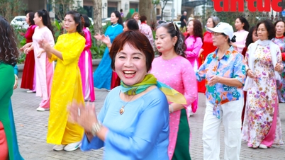Los colores vibrantes del vestido tradicional vietnamita (áo dài) iluminaron las calles el Día Internacional de la Mujer, el 8 de marzo.