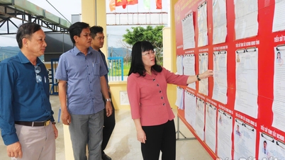 Frau Ho Thi Nguyen Thao, stellvertretende Vorsitzende des Provinzvolkskomitees, inspizierte die Wahlvorbereitungen in der Gemeinde Hoa Xuan.