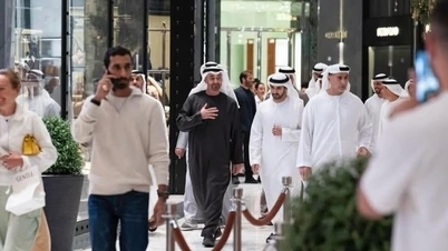 Émirats arabes unis : Le président rend personnellement visite aux touristes bloqués et prend en charge tous les frais de 20 200 personnes.