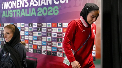 Egy iráni női játékos sír a 2026-os Ázsia Kupa sajtótájékoztatóján.