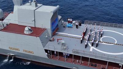 Kapal 016 - Quang Trung melintasi garis khatulistiwa dalam perjalanannya ke Australia.