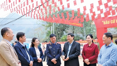 De voorzitter van de commissie voor cultuur en sociale zaken, Nguyen Dac Vinh, ontmoette kiezers in kiesdistrict nummer 1, Tuyen Quang.