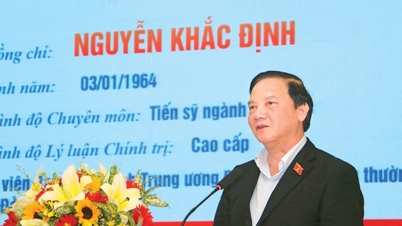 Nguyễn Khac Dinh, a Nemzetgyűlés alelnöke találkozón vesz részt a választókkal Dien Khanh községben, Khanh Hỏ tartományban.