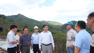 Wakil Ketua Komite Rakyat Provinsi Lam Dong, Vo Ngoc Hiep, memeriksa kemajuan proyek Jalan Raya Nasional 28B.