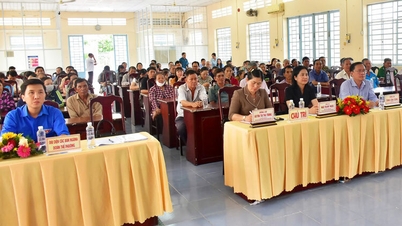Candidates for the An Giang Provincial People's Council, constituency number 4, met with voters in Chau Doc and Vinh Te wards.