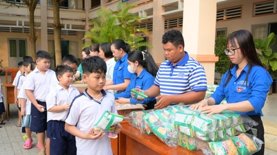 Bringing 'Breakfast for Children' to students at Long Chu Primary School.