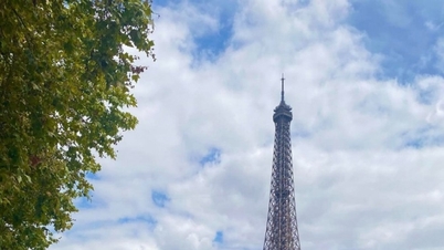Checking in at world wonders: Real-life experiences from the Eiffel Tower to the Taj Mahal.