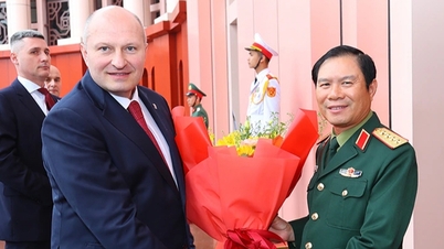 Jeneral Nguyen Tan Cuong menerima kunjungan Menteri Situasi Darurat Rusia.