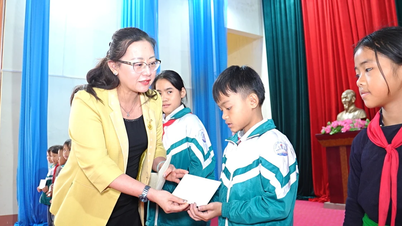 İl Vietnam Vatan Cephesi Komitesi, Van Ban beldesindeki dezavantajlı öğrencilere hediyeler verdi.