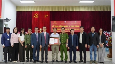 Občan Ha Ngoc Son obdržel pochvalný certifikát za statečnou záchranu 6 obětí u jezera Thac Ba.