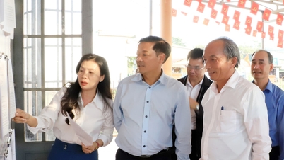 Leiders van het Provinciaal Volkscomité inspecteren de verkiezingsvoorbereidingen in het westelijke deel van de provincie Lam Dong.
