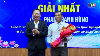 Awarding prizes for the Election Knowledge Contest.