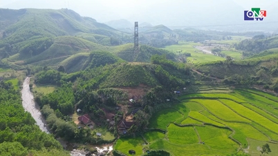 Um deslizamento de terra na base de um poste de energia de 500 kV afetou uma área residencial.