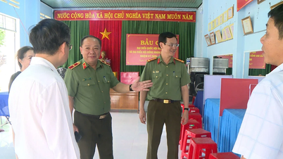 នាយឧត្តមសេនីយ៍ Le Quang Nhan ពិនិត្យការត្រៀមរៀបចំការបោះឆ្នោតនៅសង្កាត់ Ayun Pa។