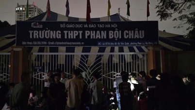 នៅពីក្រោយឆាកនៃឪពុកម្តាយតម្រង់ជួរពេញមួយយប់ដើម្បីចុះឈ្មោះចូលរៀនថ្នាក់ទី១០។