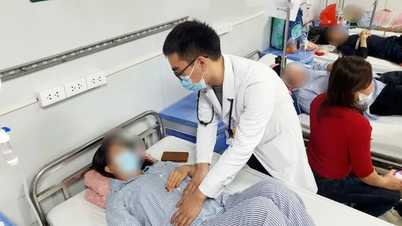 Three people hospitalized after suspected food poisoning after having lunch at home.