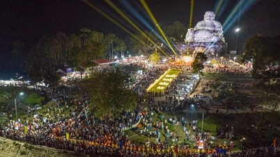 Noaptea încântătoare a festivalului felinarelor pe munții înalți din Bay Nui.