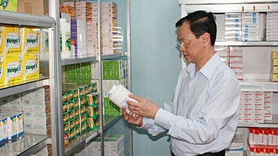 El viceministro Nguyen Tri Thuc realiza una encuesta de campo sobre la atención médica de base en Ca Mau.