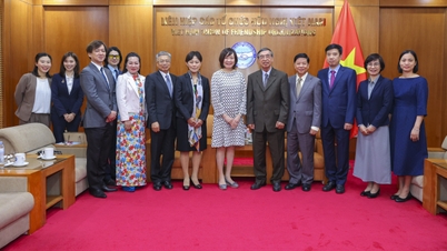 Ledare för Vietnam-Japan-vänskapsföreningen tar emot den avlidne premiärministern Shinzo Abes hustru.