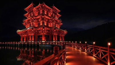 Tòa tháp đỏ rực, lung linh về đêm, cách Hà Nội 140km
