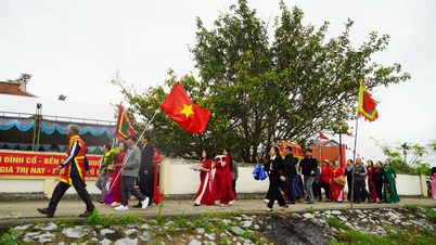 Folk deltar entusiastisk i festivalen ved landsbytempelet Lu Phong.