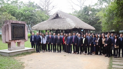 Chefer för vietnamesiska diplomatiska beskickningar utomlands för perioden 2025-2028 offrade rökelse vid Tan Trao och den historiska platsen för utrikesministeriet.