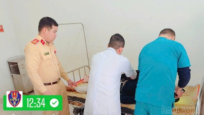 Dopravní policie v Lao Cai okamžitě pomohla přepravit osoby do nemocnice k poskytnutí neodkladné péče.