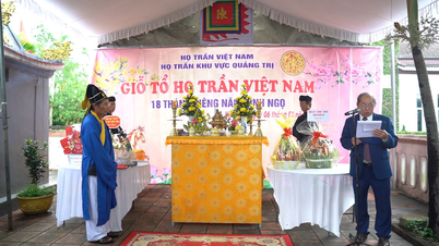 De familie Tran uit Quang Tri organiseerde een ceremonie ter nagedachtenis aan hun voorouder Tran Thua en bracht een offer van wierook in de tempel van prinses Huyen Tran.