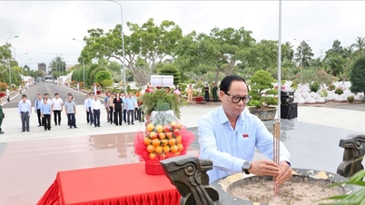 De vicevoorzitter van de Nationale Vergadering, luitenant-generaal Tran Quang Phuong, bracht een offerande ter nagedachtenis aan de heldhaftige martelaren in An Giang.
