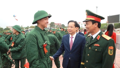 De militaire wervingsceremonie van 2026 in de wijk Moc Chau.