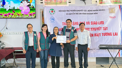 L'Association provinciale de Khanh Hoa pour le soutien des personnes handicapées, des patients démunis et la défense des droits de l'enfant a offert des cadeaux à des élèves handicapés et à des enfants malades.