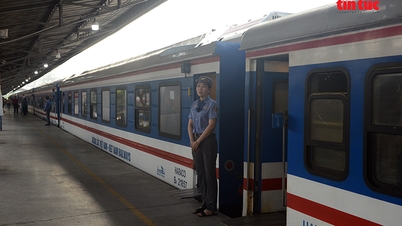 Tongkang menabrak Jembatan Ghenh, melumpuhkan jalur kereta api Utara-Selatan.