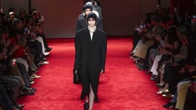 Bottega Veneta Toamnă/Iarnă 2026: „Marea Îmbrățișare” a Lumii Modei