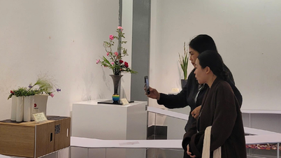 Vernisajul expoziției de aranjamente florale japoneze la Muzeul de Arte Frumoase.