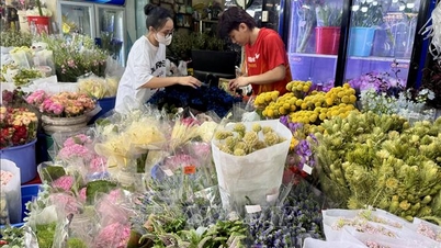 Thị trường hoa tươi sôi động dịp 8/3, hoa hồng tăng giá mạnh