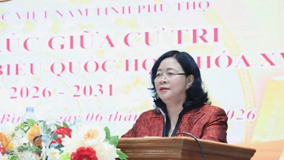 Comrade Bui Thi Minh Hoai met with voters in Hoa Binh ward, Luong Son commune, Phu Tho province.