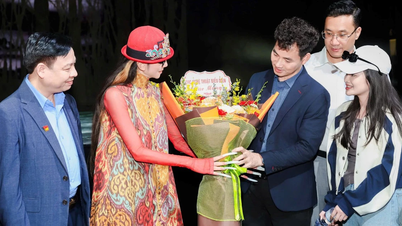 Departemen Seni Pertunjukan memberikan bunga kepada penari Duong Le Binh sebelum pertunjukan Peacock.
