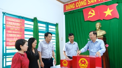 Ton Thien Dong, chef du département de l'organisation du comité provincial du Parti de Lam Dong, inspecte les préparatifs électoraux dans la région de Da Teh.
