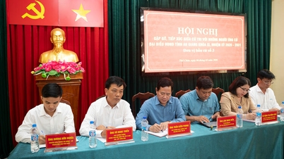 Calon-calon untuk Majlis Rakyat Wilayah bertemu dengan pengundi di Zon Ekonomi Khas Tho Chau.