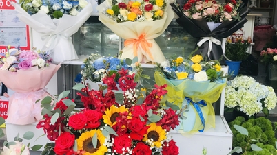 The market for flowers and gifts for International Women's Day (March 8th) in Quang Ngai is bustling.